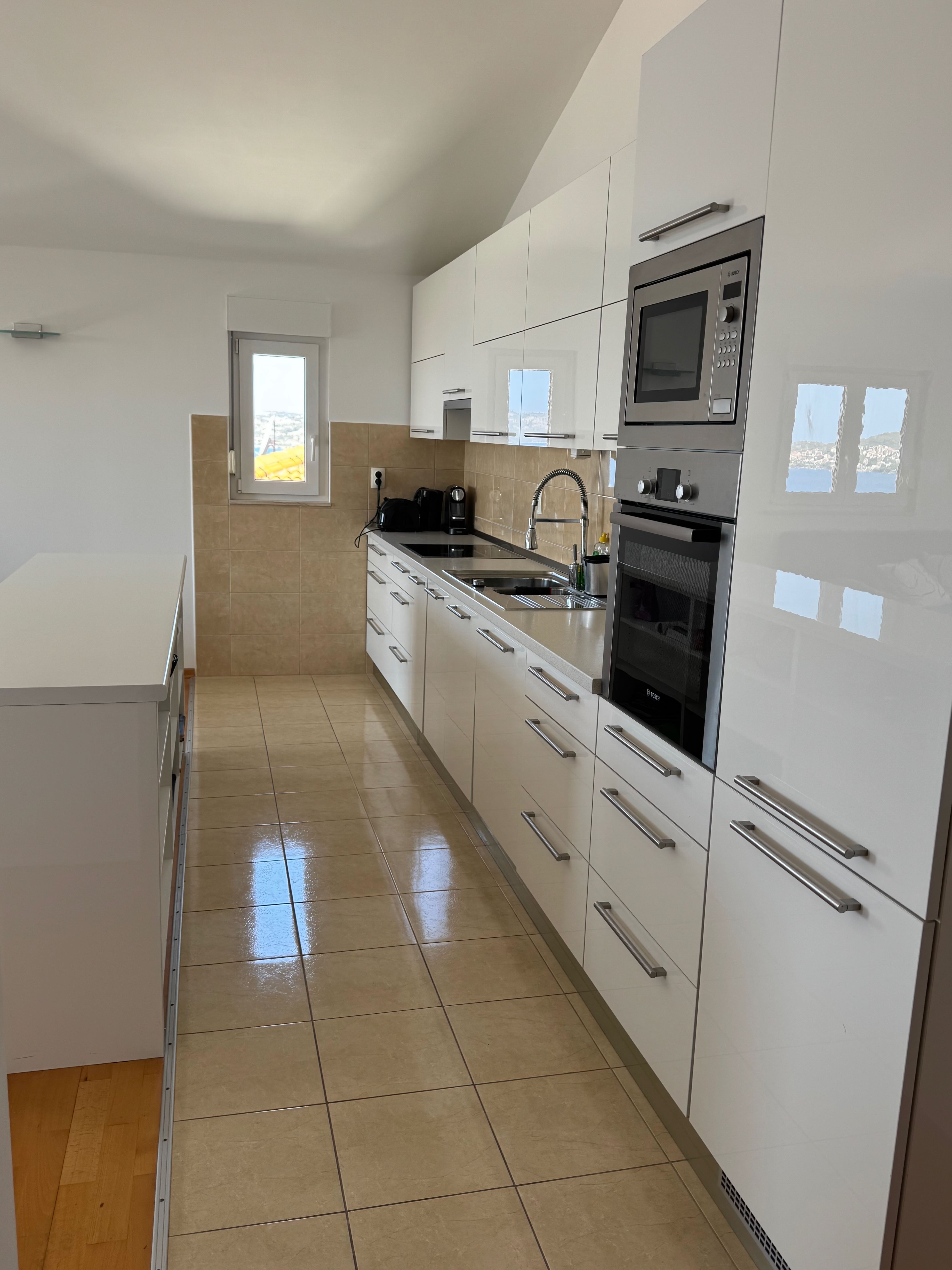 Fully equipped kitchen with dining area
